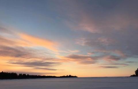 Talvinen näkymä merelle auringonlaskun hetkellä.