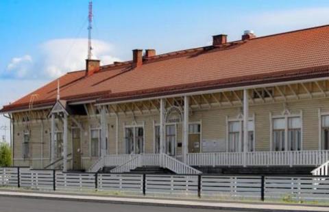 Tullikamarin edusta. Keltainen puurakennus.