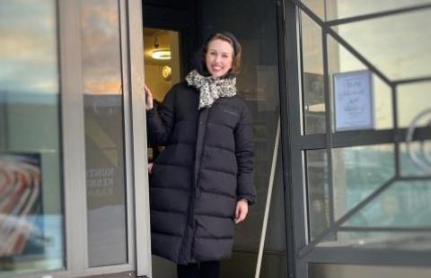 Kuva: Tarmo Somero. Heidi hymyilemässä myymälänsä ovella.