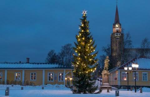 Blue hour at Pekkatori Square in Old Raahe. An illuminated Christmas tree at the forefront.