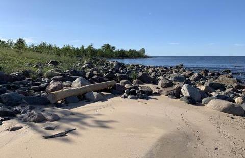 Hiekkarantaa ja kivikkoa Taskun saaressa.