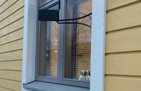 Kuva: Tarja Vikström. Wanhan Raahen ikkuna, jossa perinteiset Raahe-koirat ja juorupeili.
