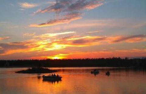 Kuva: Roy Viitanen. Veneilijöitä tunnelmallisessa auringonlaskussa Pikkulahdella.