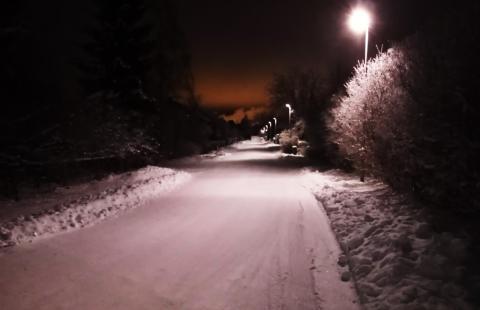 Kuva: Roy Viitanen. Talvinen tie, jota valaisee katuvalot.