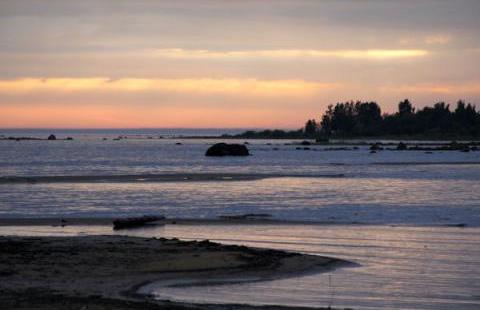 Auringonlaskun aikaan Piitamanrannalla.