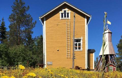 Kuva: Tiina Partanen. Keltainen luotsitupa, taustalla flakkaava pooki.