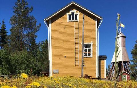 Keltainen luotsitupa, taustalla flakkaava pooki.