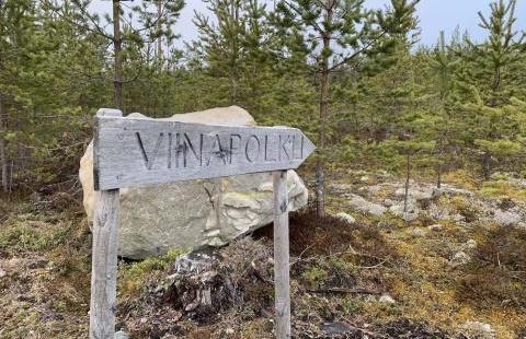 Puinen kyltti metsässä, jossa lukee "viinapolku".