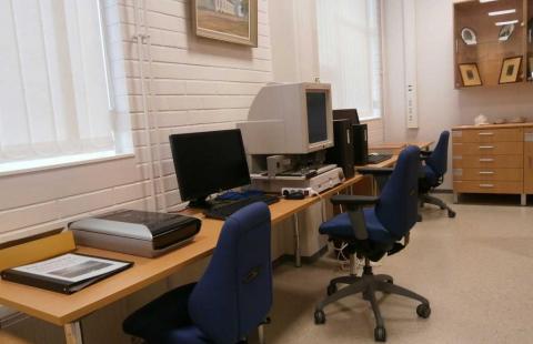 Mikrofilminlukulaite, tietokone ja skanneri.