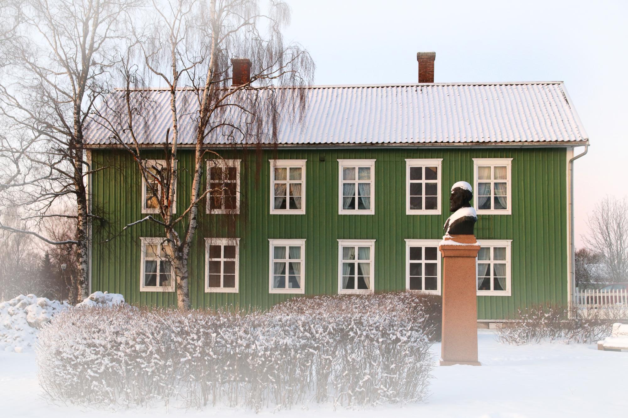 Det Gröna Sovelius-huset fotograferat på vintern.