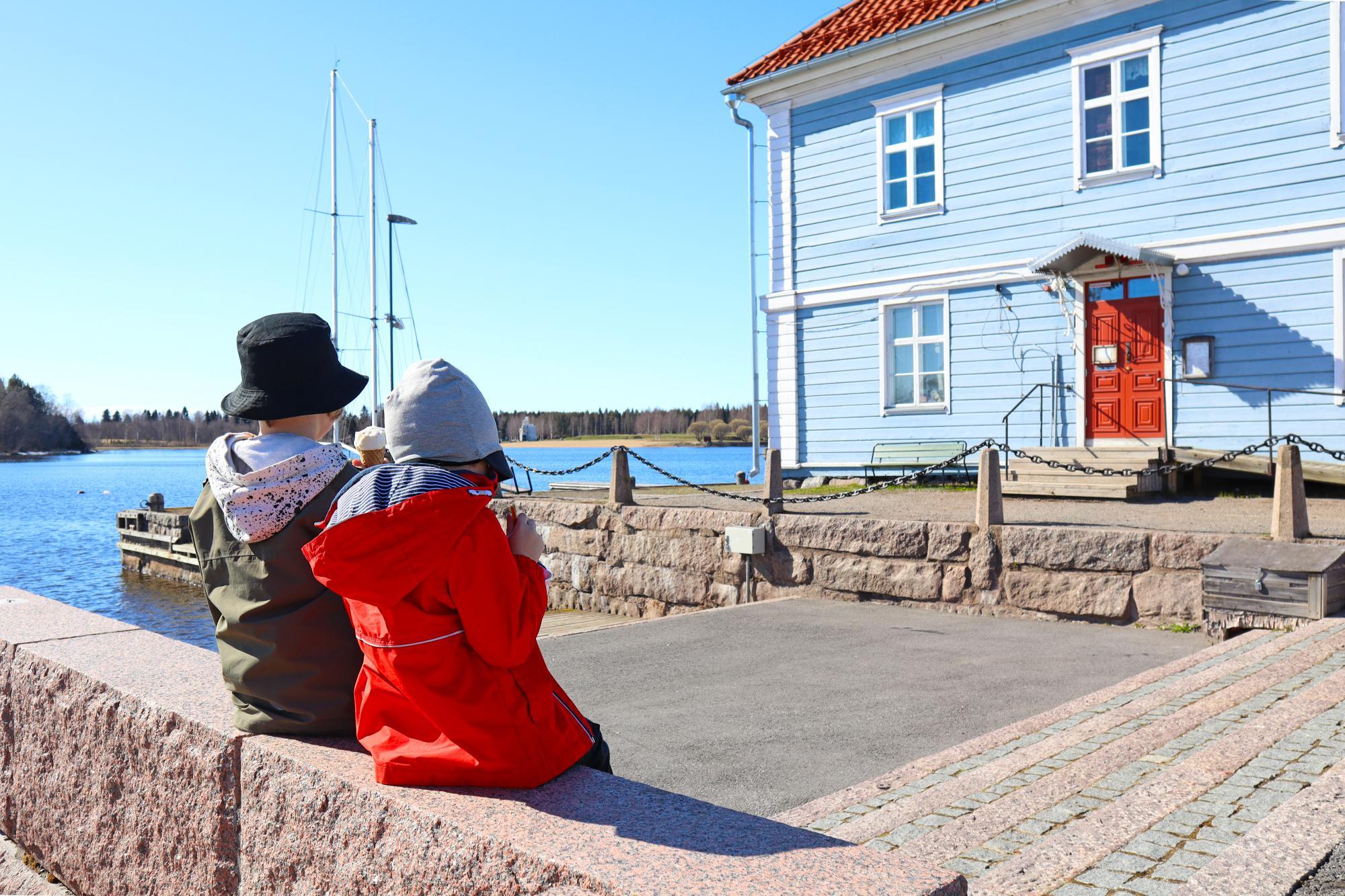 Children eating ice cream at Museonranta.