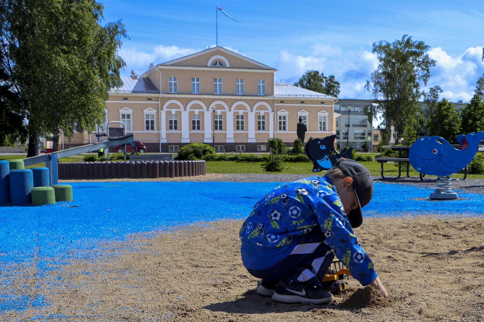 Raatihuone kesäisessä säässä.