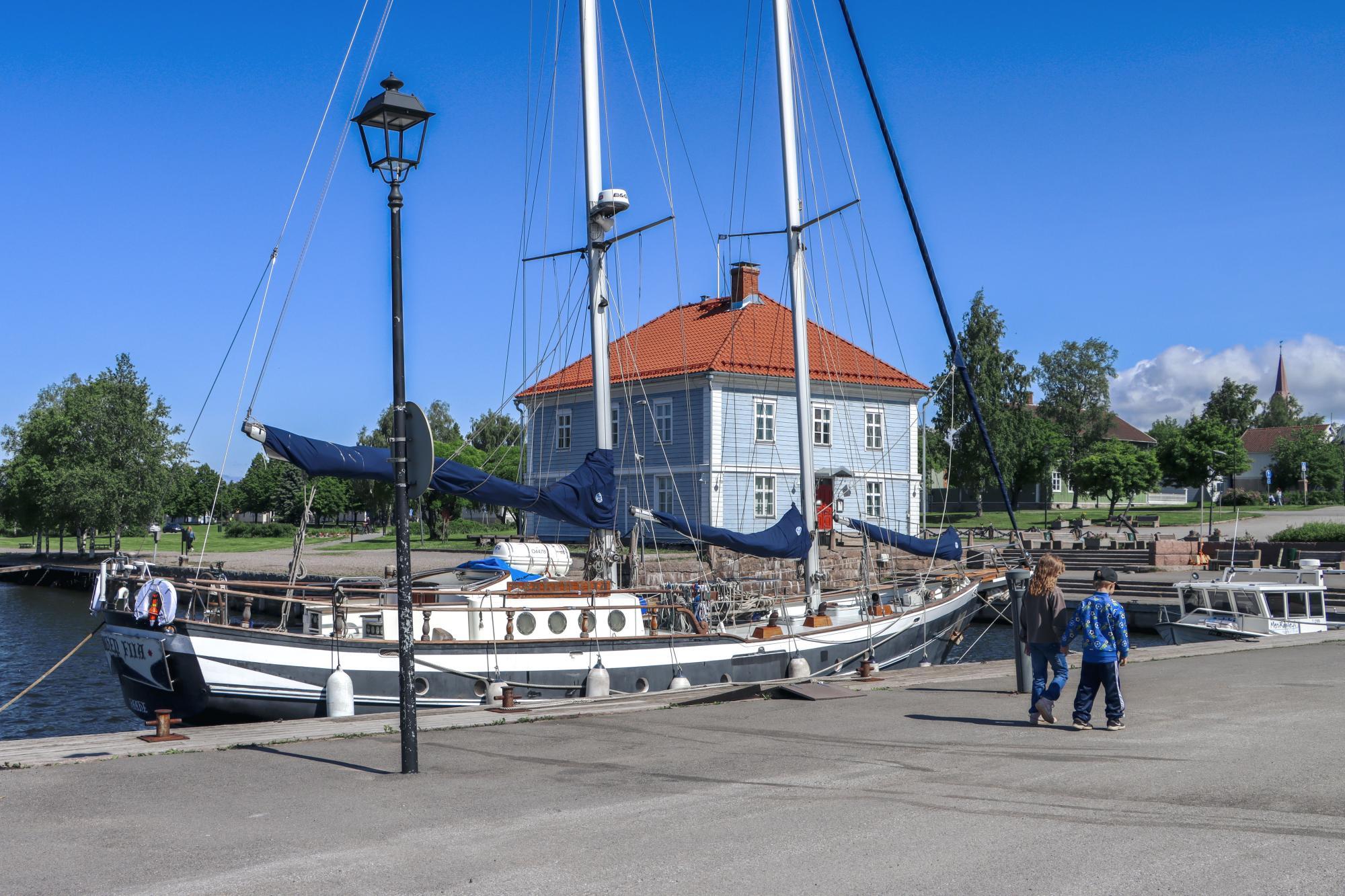 Lapset kävelyllä museonrannassa.