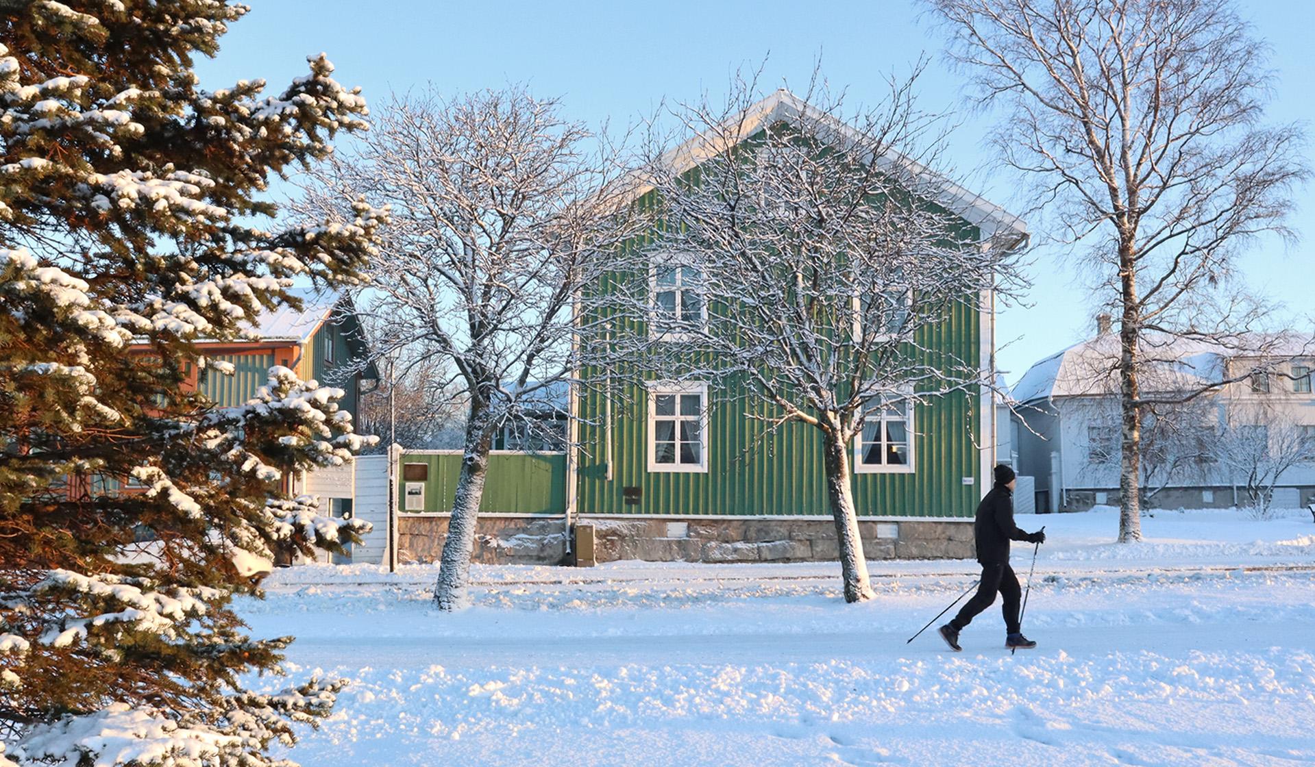 Gamla byggnader i ett snöigt landskap.