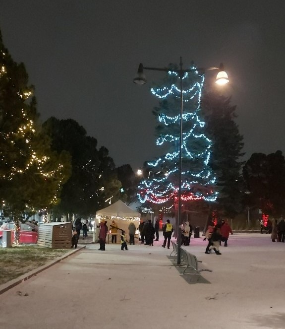 Ihmisiä jouluasuun puetussa Härkätorin puistossa.