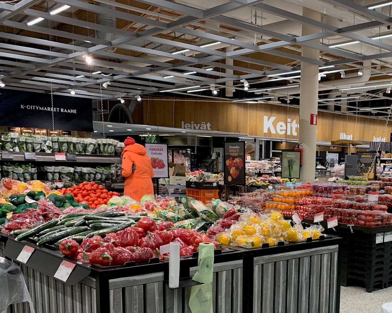 Raahelaisen ruokakaupan hedelmä- ja vihannesosastolla.