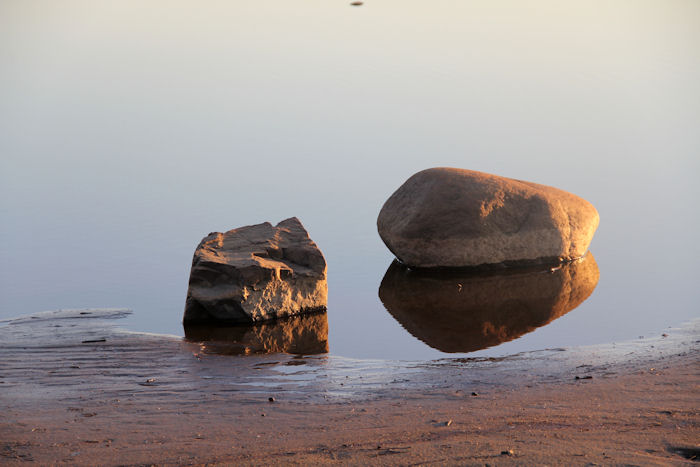 Kiviä seesteisessä vedessä.