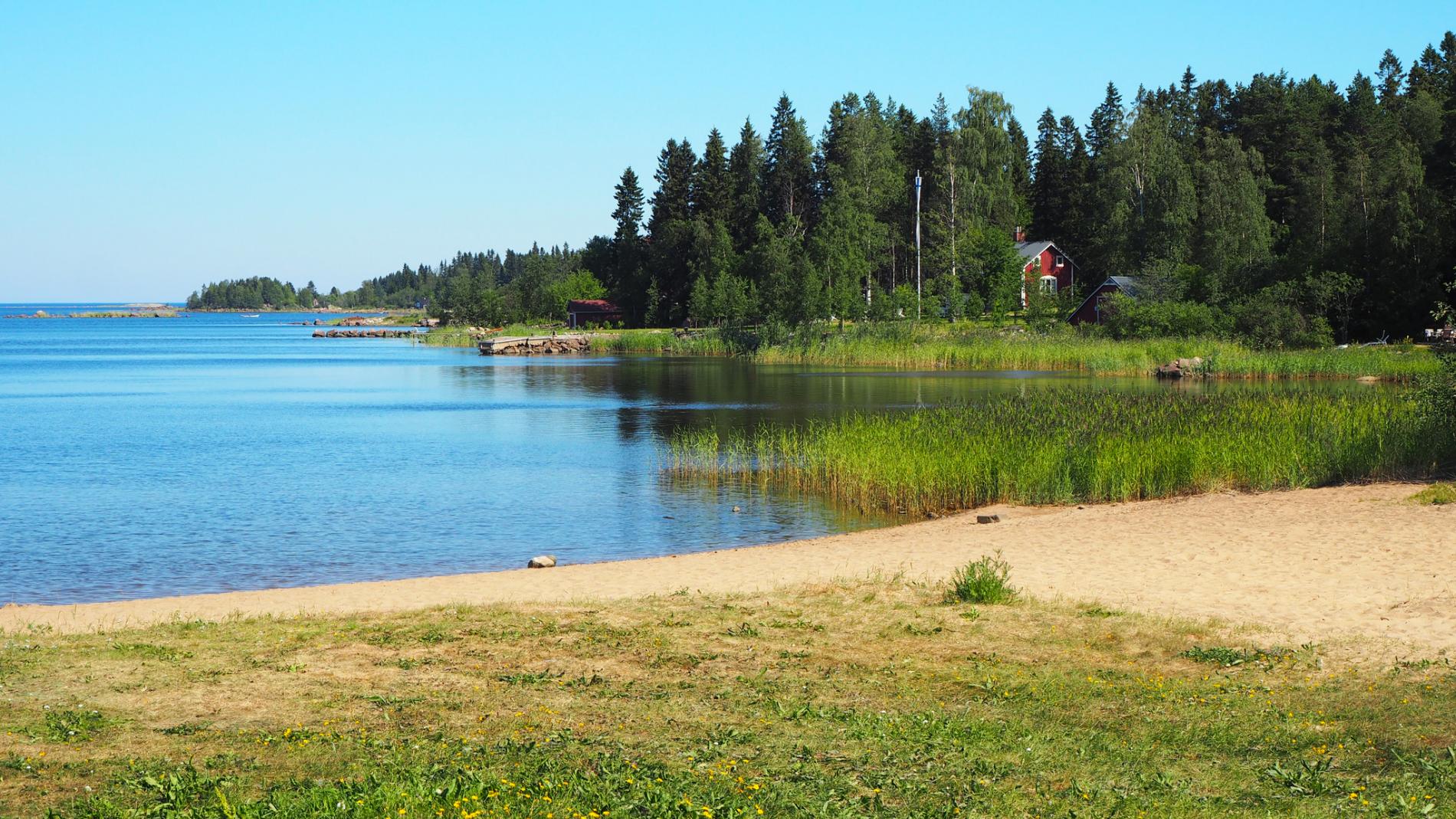 Uimaranta Kylmäniemessä on suojainen ja kauniisti karu. Kuva: Henri Ylikulju.