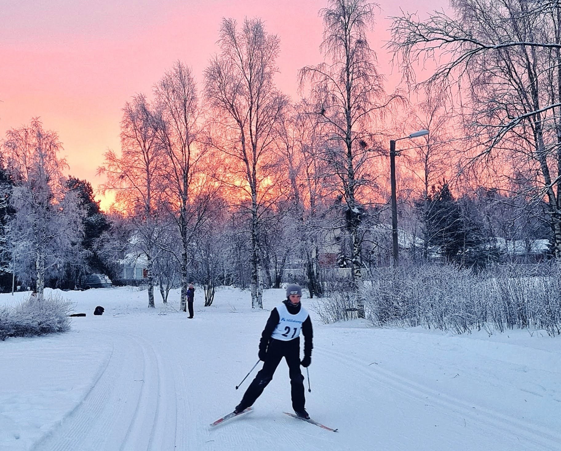 Lapsi hiihtämässä lähiladulla talvisessa Raahessa.