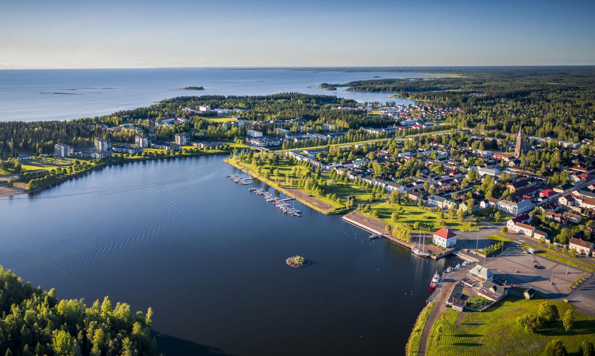 Kesäinen Raahe ylhäältä käsin kuvattuna. Etualalla tummansininen Pikkulahti.