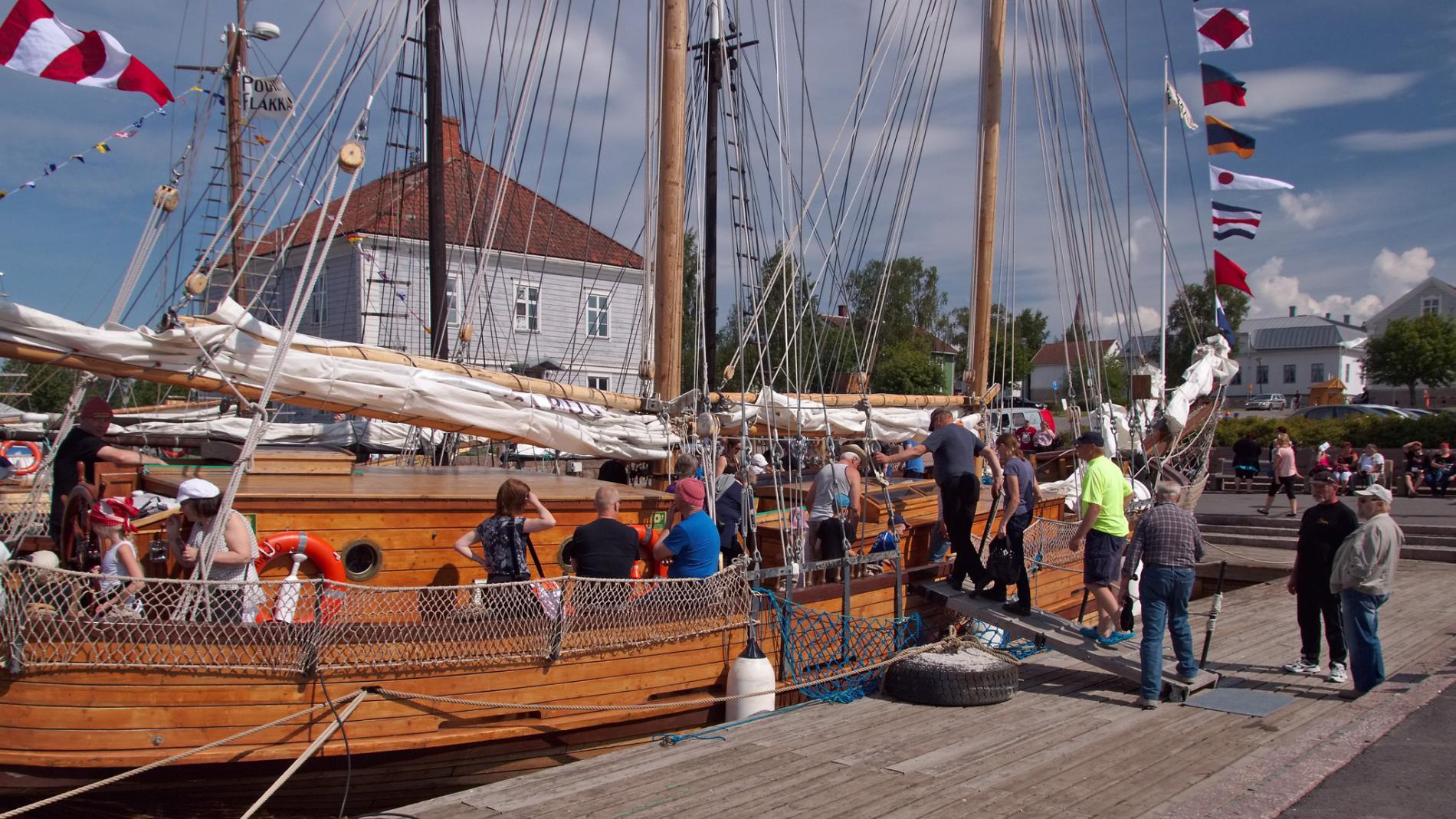 Flera personer på segelskepp.