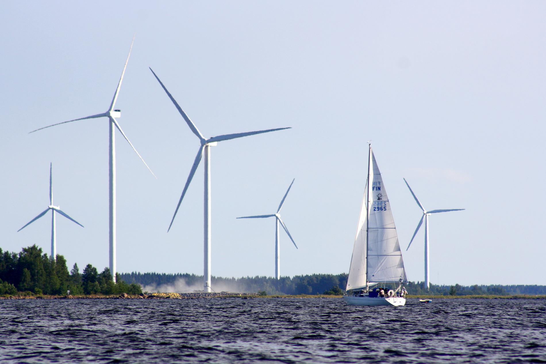 Tuulivoimaloita meren rannalla Raahessa.