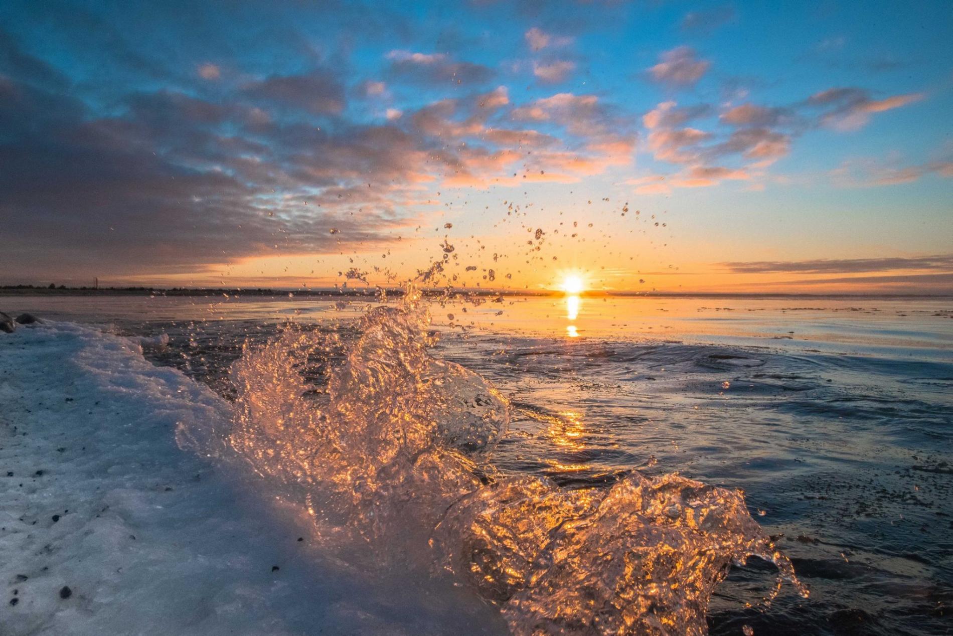 Kaunis ilta-aurinko ja meren tyrsky. Kuva: Terho Männistö.