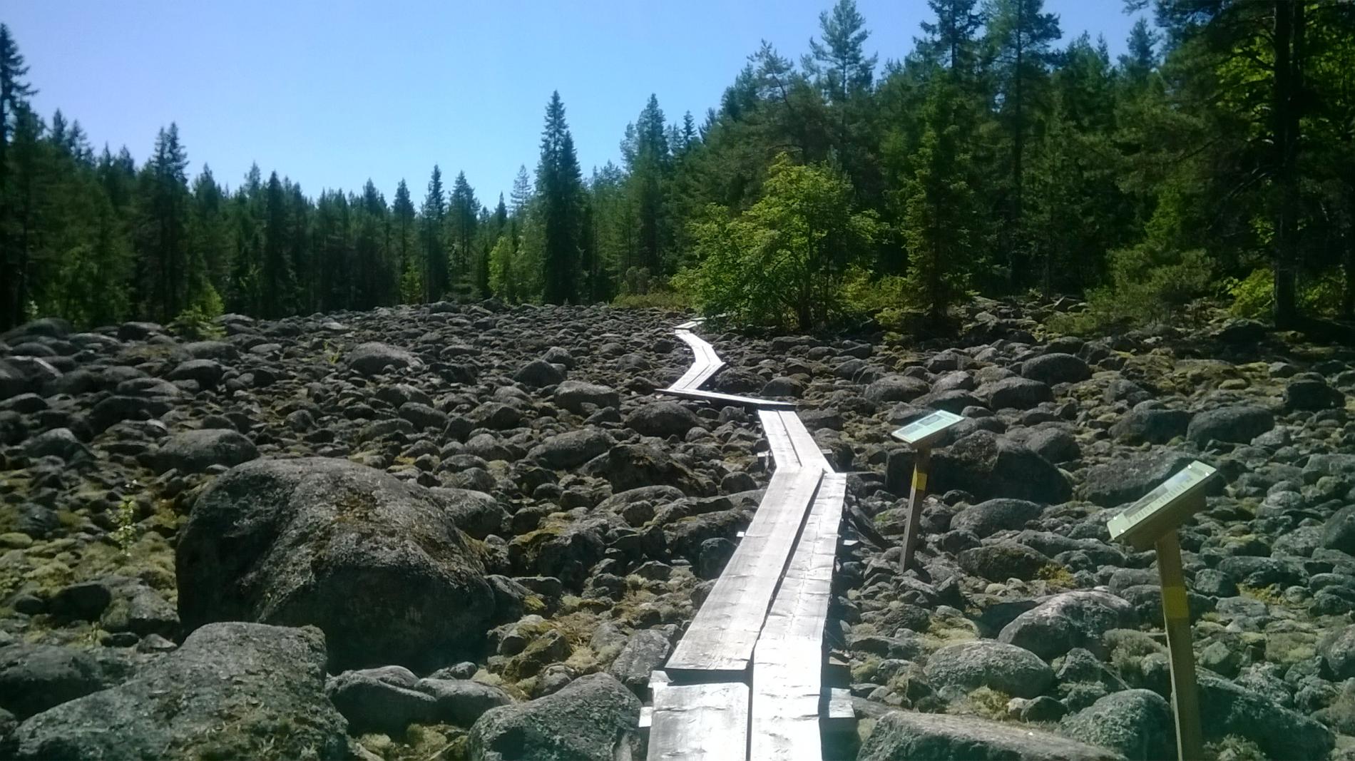 Pitkospuut kivimaisemassa. Kuva:Raahen kaupunki.