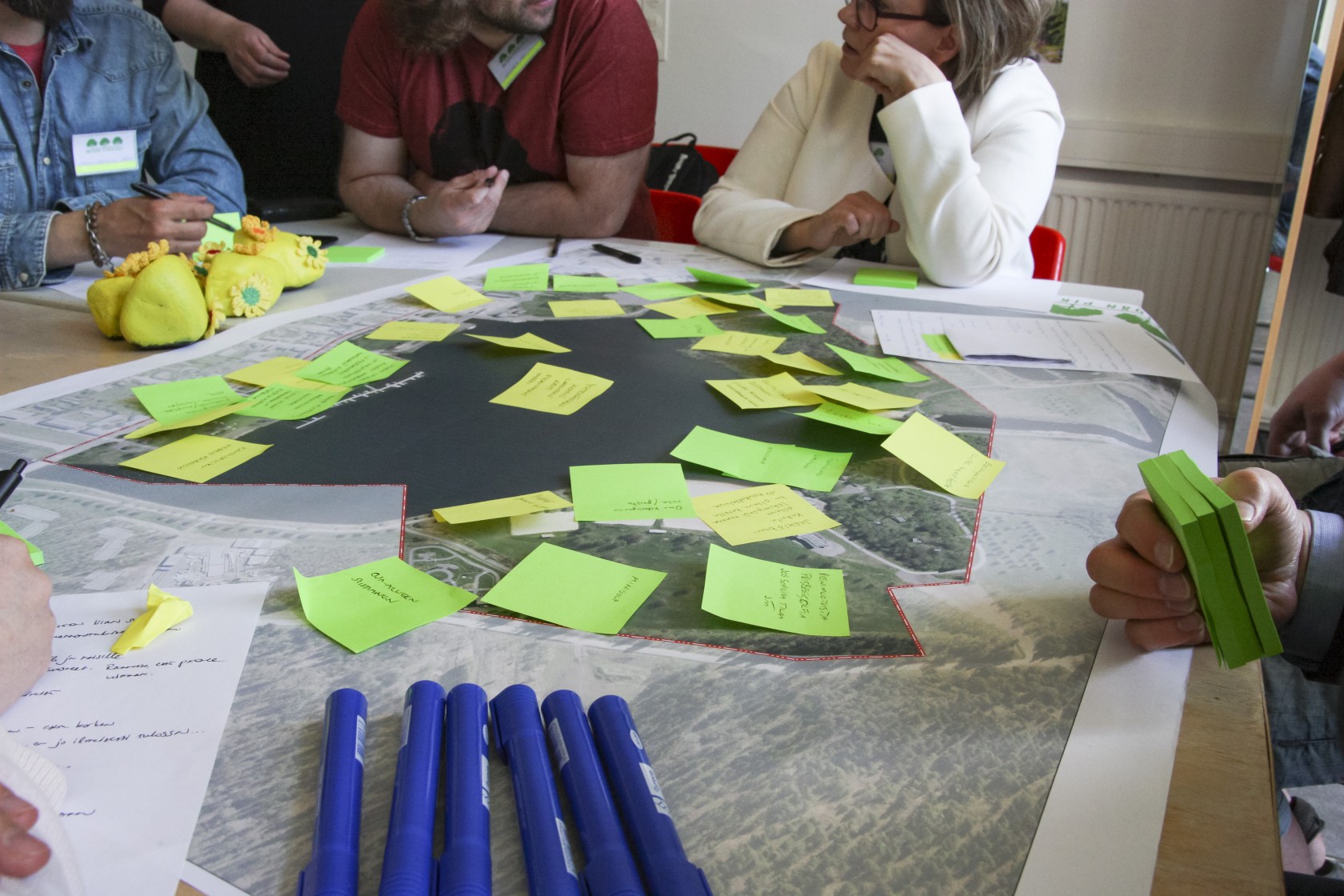 People in the workshop around the table.